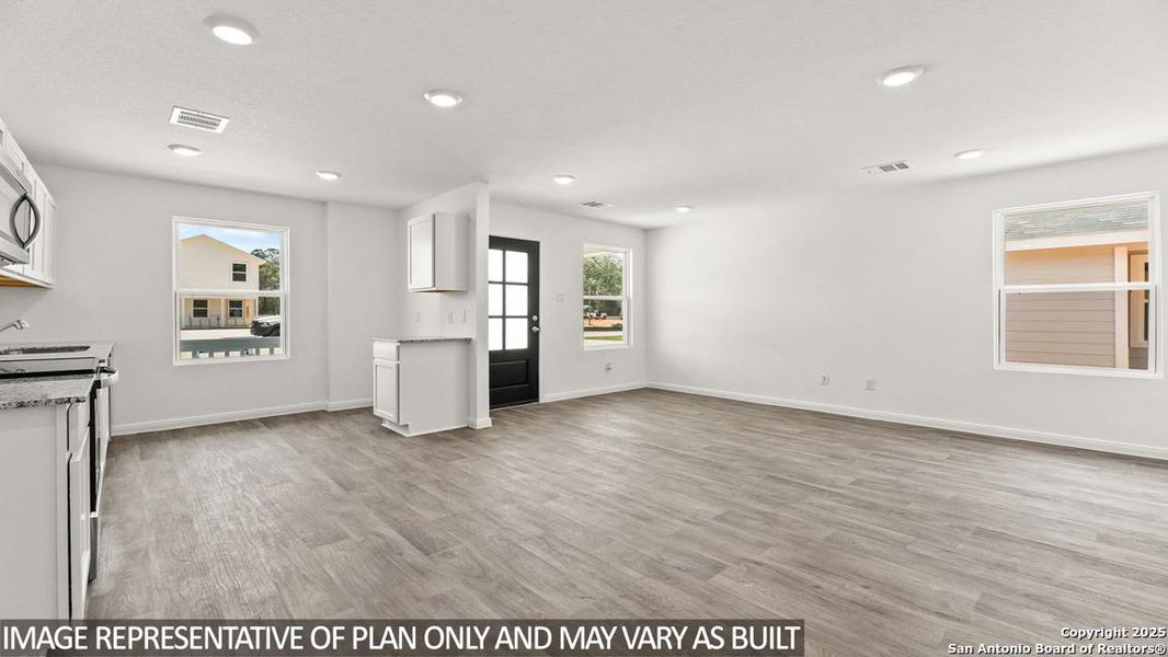 Spacious, unfurnished interior of a new home in Sonora, San Antonio (Image 6).