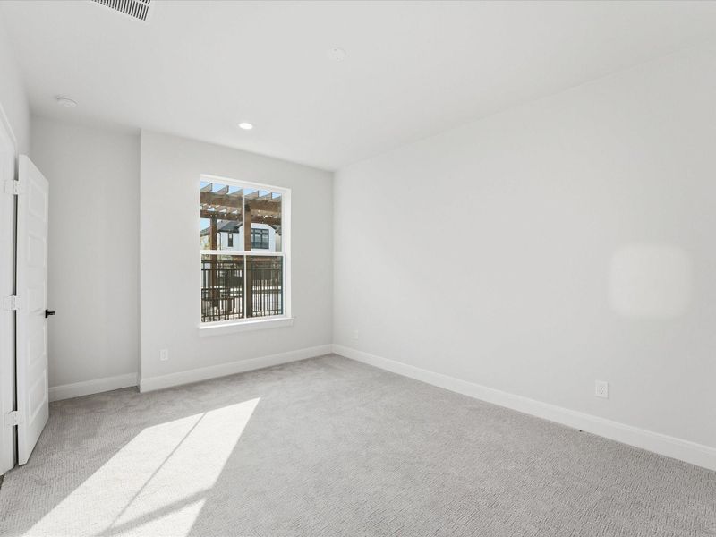 Spacious, unfurnished interior of a new home in Uptown District, Houston (Image 12).