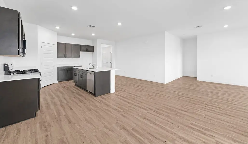 Spacious, unfurnished interior of a new home in Solterra, Green Valley (Image 13).