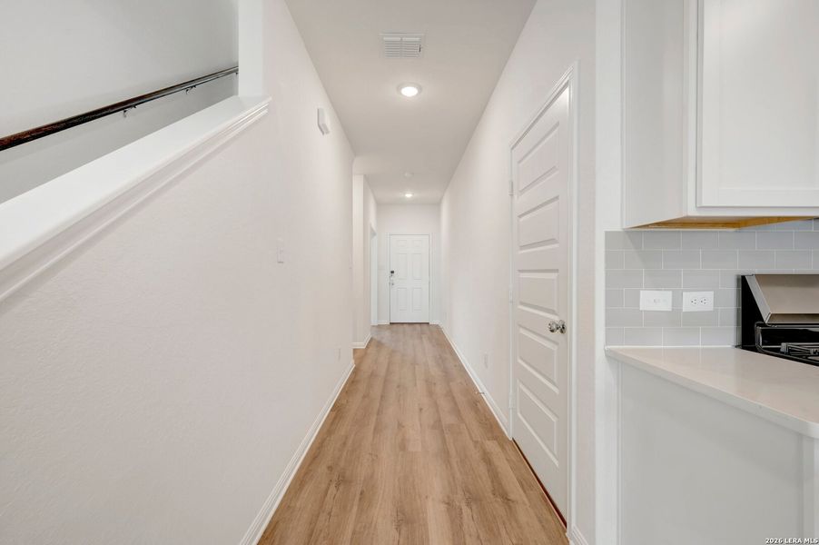 Spacious, unfurnished interior of a new home in Mesquite Ridge, San Antonio (Image 22).