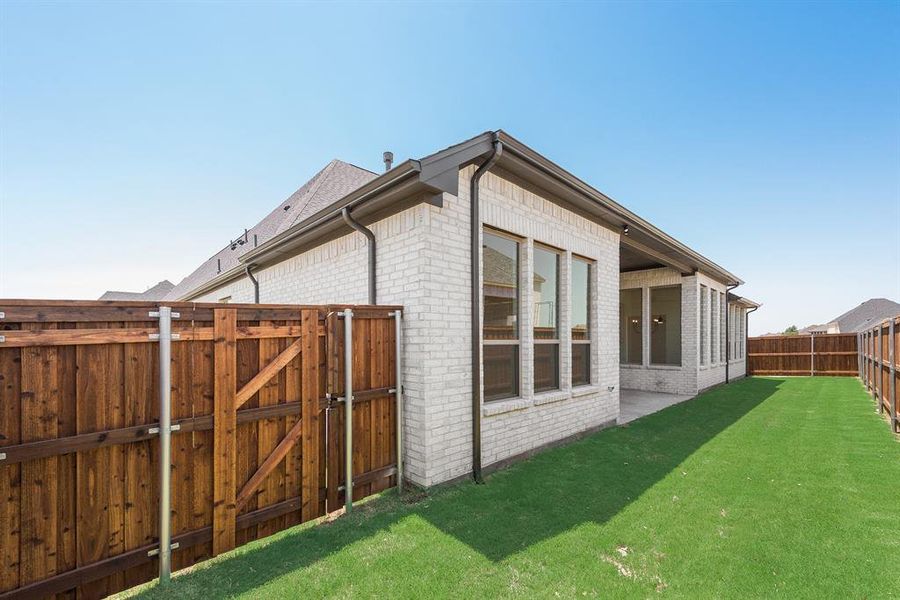 Exterior details and patio area of a home in Quail Hollow, Rockwall (Image 3). Exterior details and patio area of a home in Quail Hollow, Rockwall (Image 3).