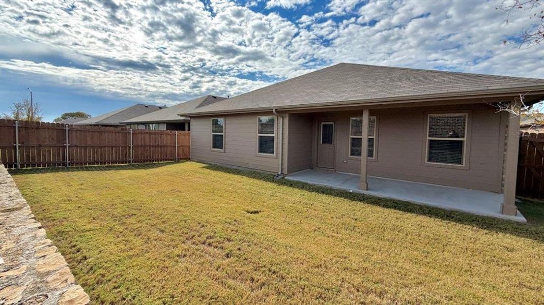 Exterior details and patio area of a home in Sunnycreek, Fort Worth (Image 17).