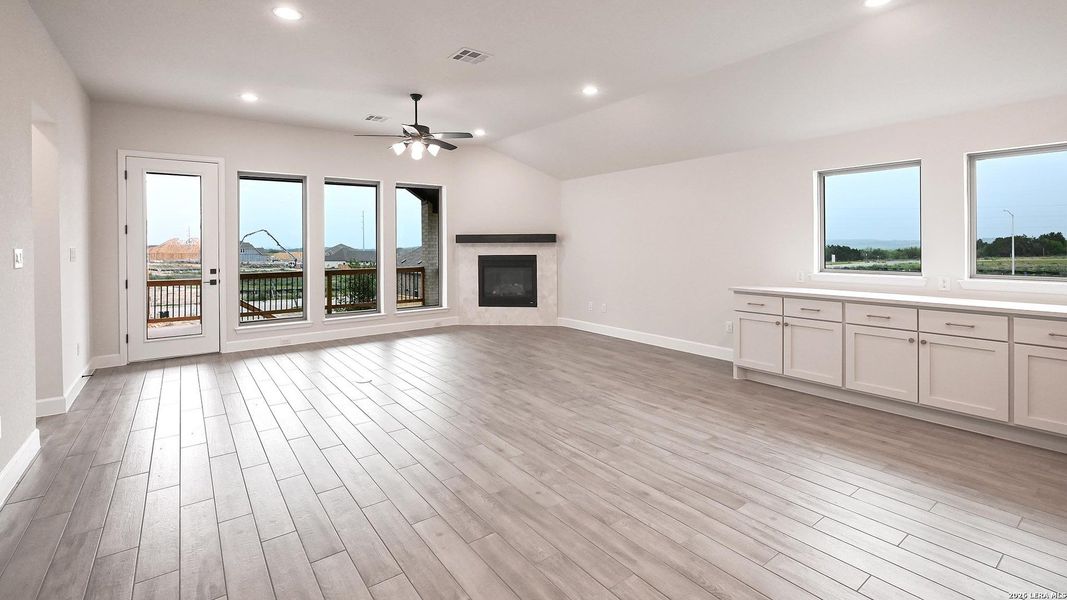 Spacious, unfurnished interior of a new home in Mayfair, New Braunfels (Image 20).