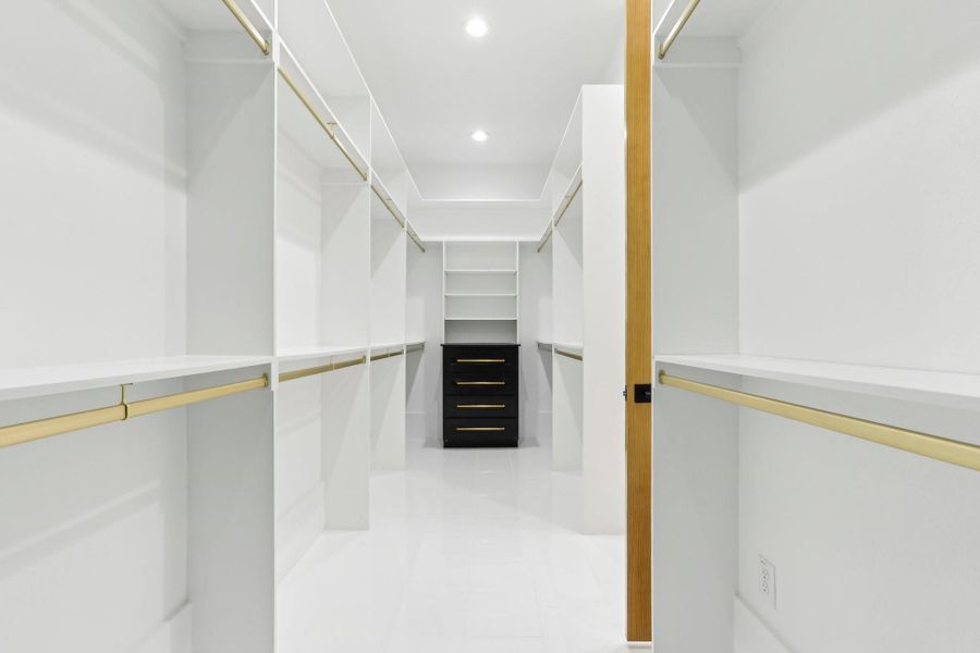 Spacious, unfurnished interior of a new home in , Houston (Image 22).