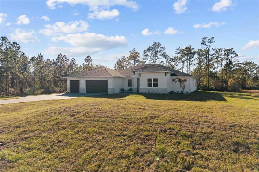 Exterior details and patio area of a home in , Orlando (Image 26).