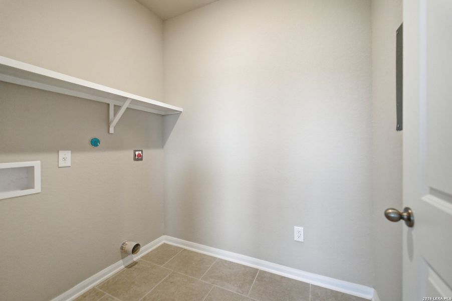 Spacious, unfurnished interior of a new home in Hennersby Hollow, San Antonio (Image 19).