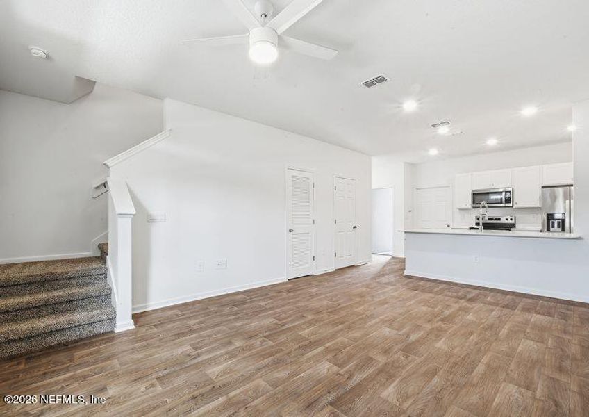 Spacious, unfurnished interior of a new home in , Middleburg (Image 14).