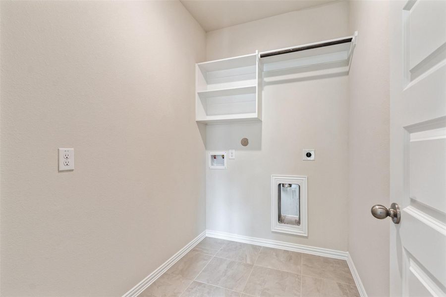 Spacious, unfurnished interior of a new home in Ellis Cove, Seabrook (Image 12).