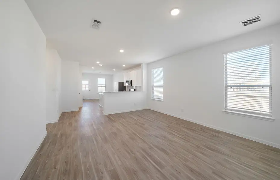 Spacious, unfurnished interior of a new home in Mavera, Conroe (Image 5).