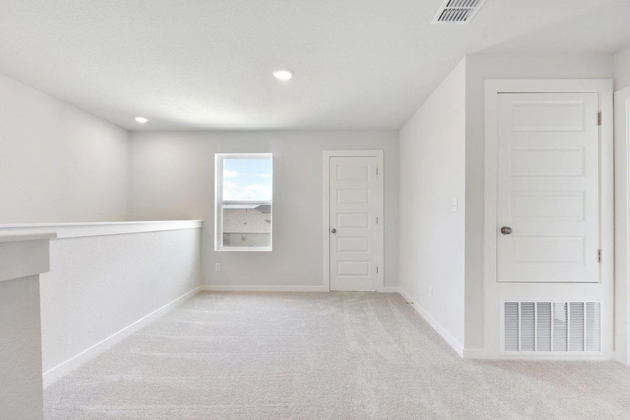 Spacious, unfurnished interior of a new home in Trinity Ranch, Elgin (Image 31).