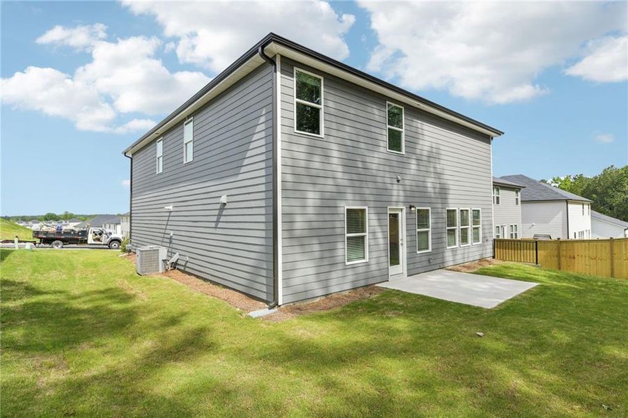 Exterior details and patio area of a home in Ivey Township, Dallas (Image 3).
