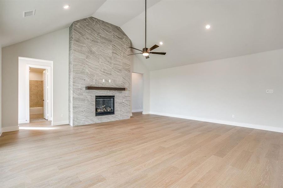 Spacious, unfurnished interior of a new home in Waterfall Ranch, Waxahachie (Image 21).