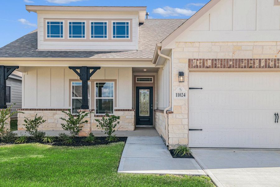 Exterior details and patio area of a home in Clear View Estates, Willis (Image 4).
