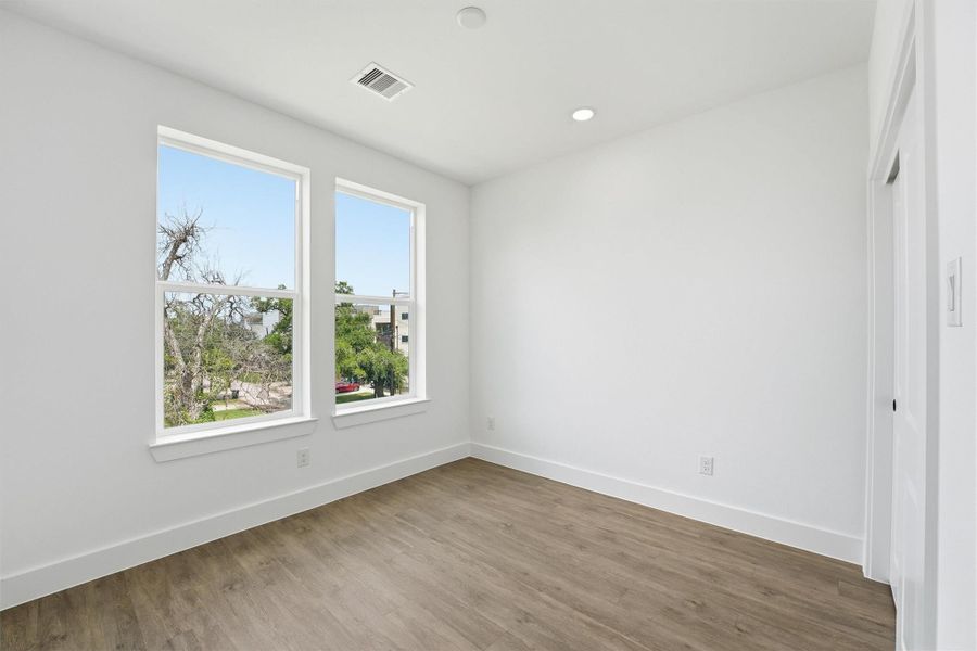 Spacious, unfurnished interior of a new home in , Houston (Image 16).