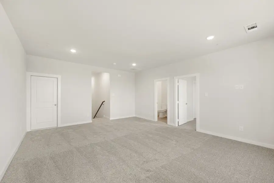 Spacious, unfurnished interior of a new home in Cottonwood Creek, Rowlett (Image 43).