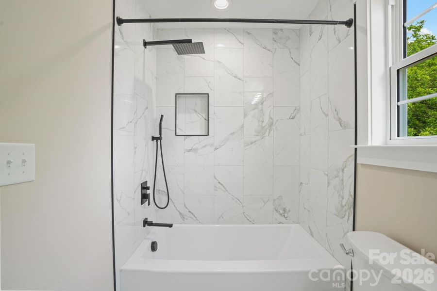 Upstairs Full Bathroom