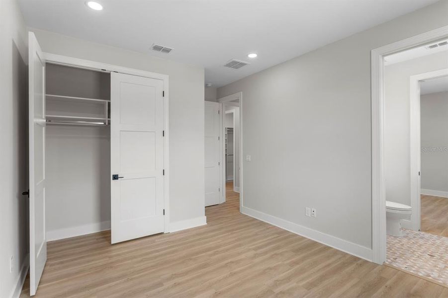 Spacious, unfurnished interior of a new home in , Tampa (Image 42).
