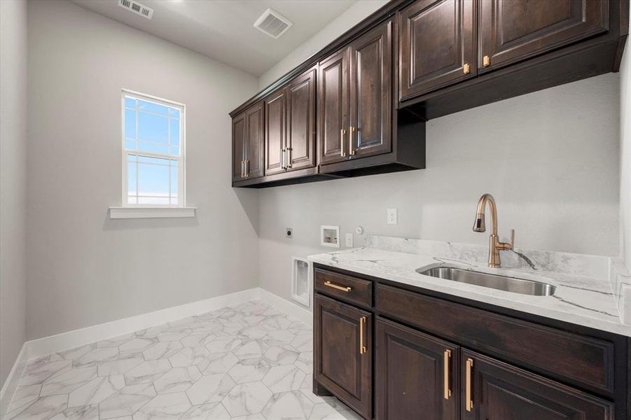 Furnished interior view inside a new home in , Waxahachie (Image 10).