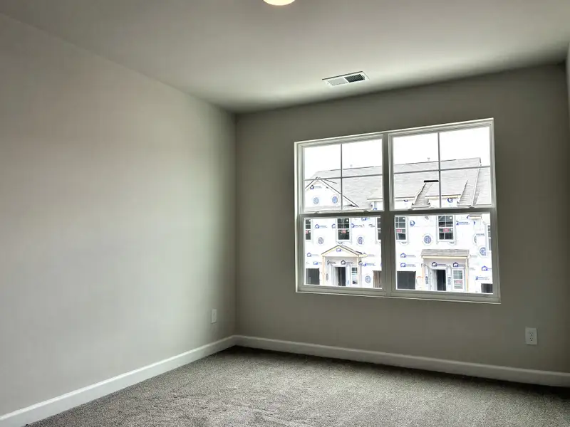 Spacious, unfurnished interior of a new home in Holly Ridge, Greenville (Image 11).