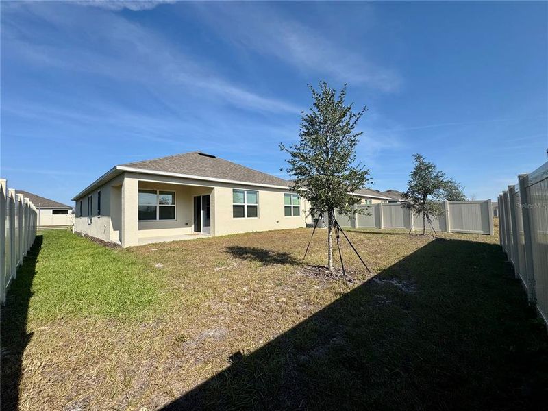 Exterior details and patio area of a home in Eden Hills, Lake Alfred (Image 17).