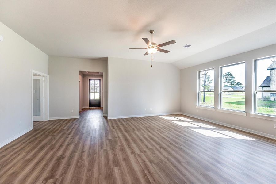 Spacious, unfurnished interior of a new home in Deer Pines, Conroe (Image 18).