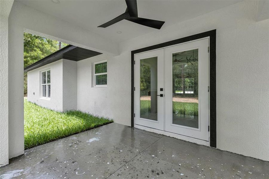 Exterior details and patio area of a home in , Dunnellon (Image 22).