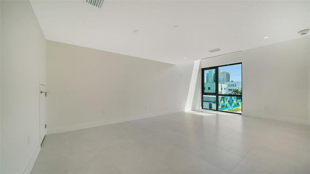 Spacious, unfurnished interior of a new home in , Sarasota (Image 16).