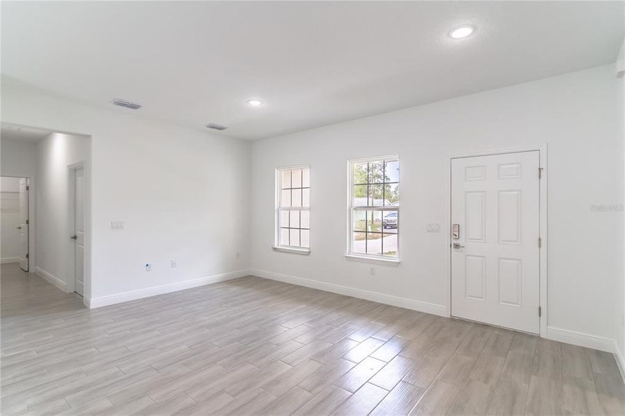 Spacious, unfurnished interior of a new home in , Ocala (Image 19).