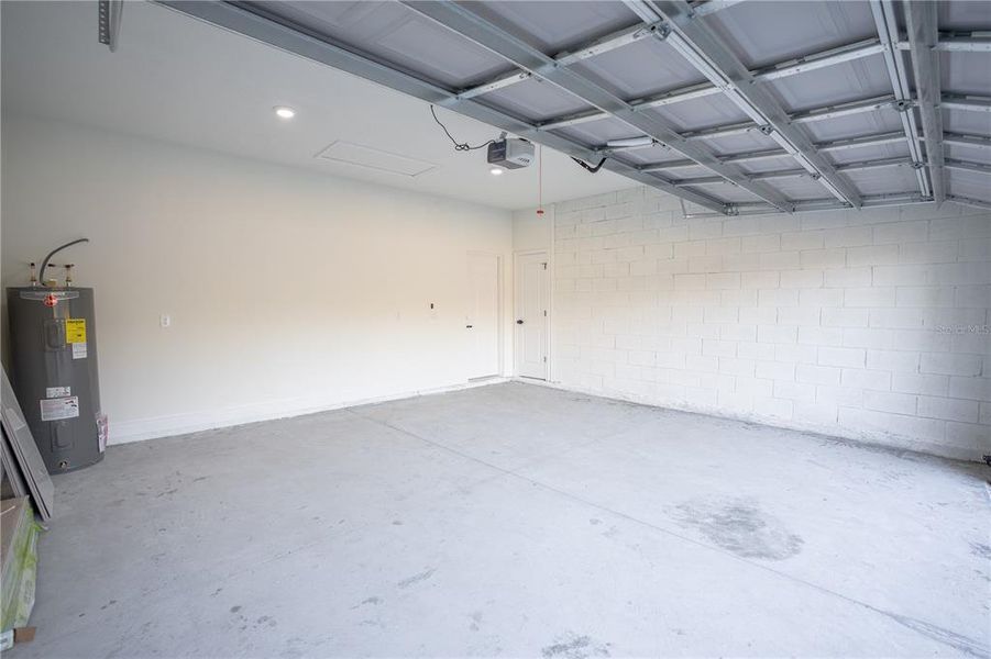 Spacious, unfurnished interior of a new home in , Ocala (Image 25).