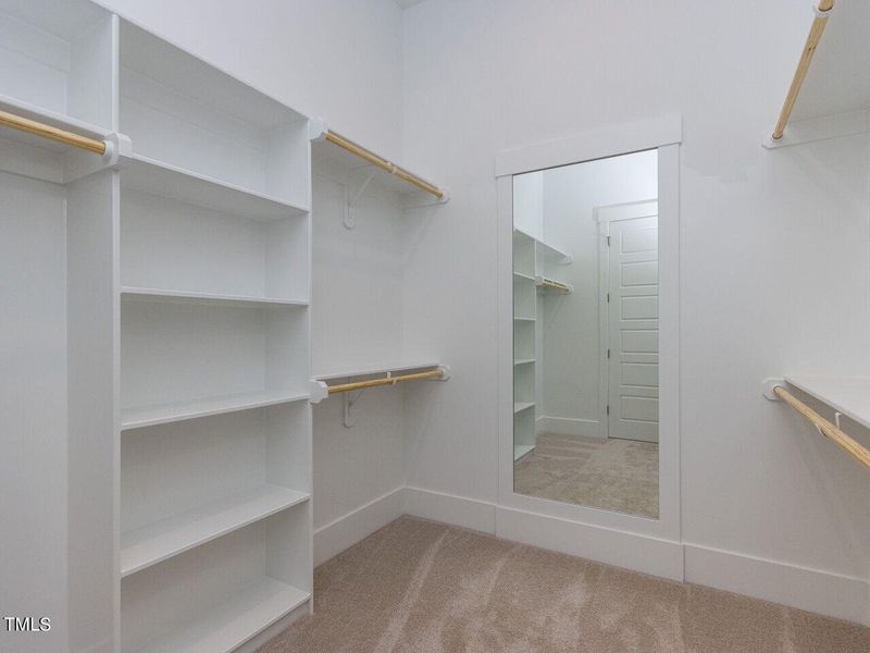 021-1280x960-primary-closet