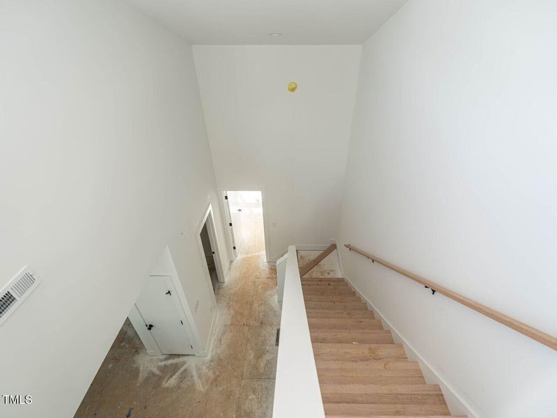 025-1280x960-staircase-top-floor