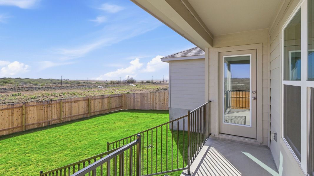 Exterior details and patio area of a home in Sky Ridge, San Marcos (Image 3).