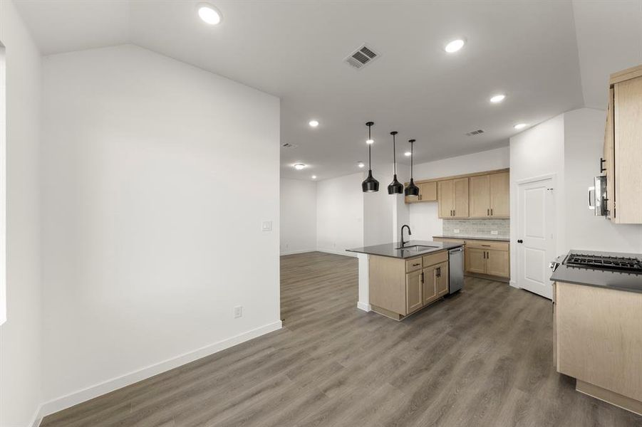 17. 1500 Eagle - Dining (2)