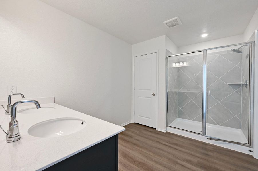 Close-up of interior finishes inside a home in Stoney Chase, Del Valle (Image 15).