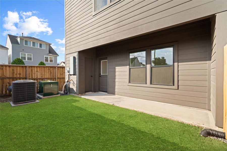 A rare find in the city with a spacious covered backyard featuring an extra storage room - perfect for keeping bikes, holiday décor, or gardening supplies neatly organized while freeing up garage space.