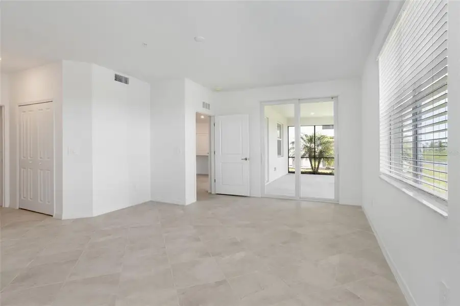 Spacious, unfurnished interior of a new home in Calusa Country Club, Lakewood Ranch (Image 22).