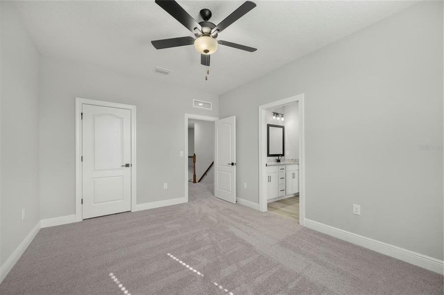 Spacious, unfurnished interior of a new home in Reunion Village, Kissimmee (Image 6). Spacious, unfurnished interior of a new home in Reunion Village, Kissimmee (Image 6).