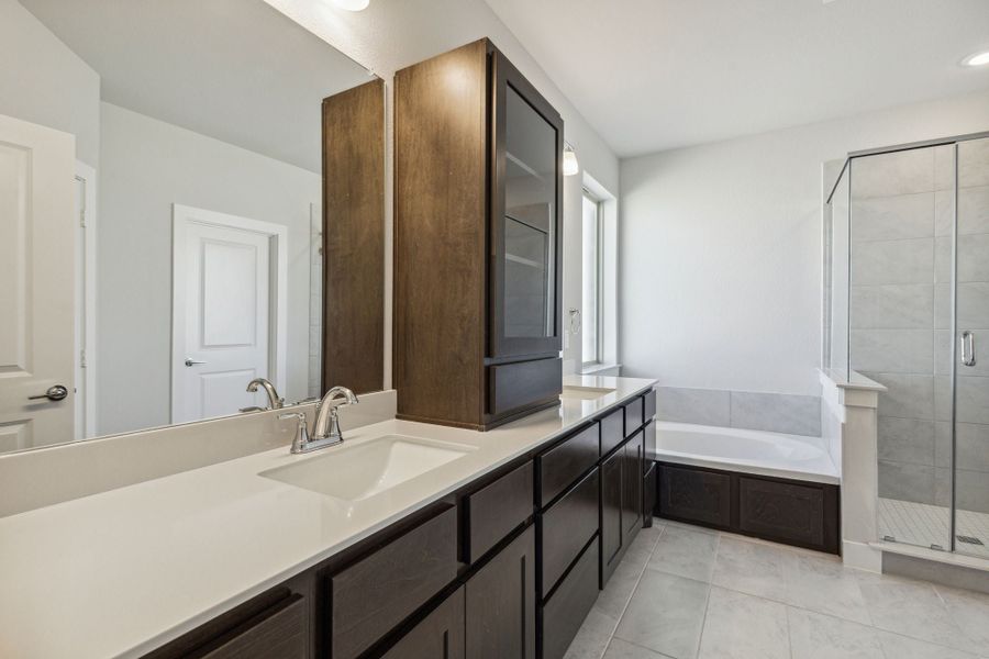 Representative furnished interior of a home built from the Cardinal by Centre Living Homes in Dove Hollow, Waxahachie (Image 8).