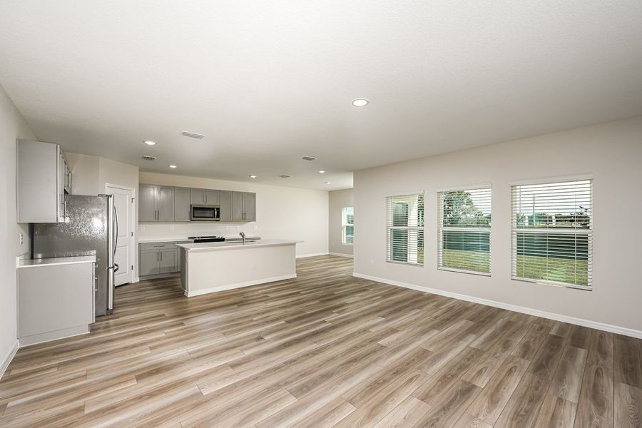 Spacious, unfurnished interior of a new home in Pasadena Ridge, Dade City (Image 11).