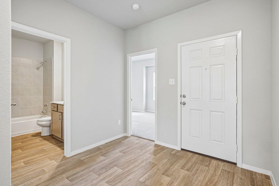 Spacious, unfurnished interior of a new home in Cloverleaf, Austin (Image 27).