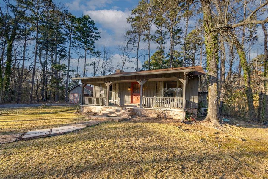 Exterior details and patio area of a home in , Mineola (Image 4).