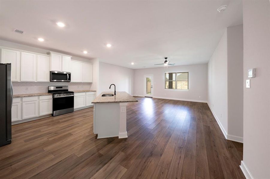 This kitchen is perfect for large families to entertain and get together for holidays, parties and football Sunday.