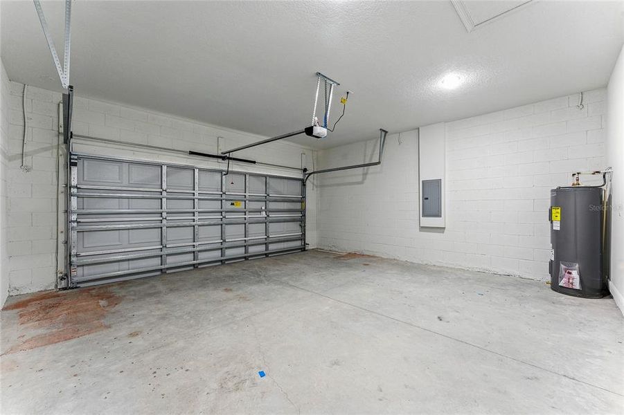 Spacious, unfurnished interior of a new home in , Ocala (Image 30).