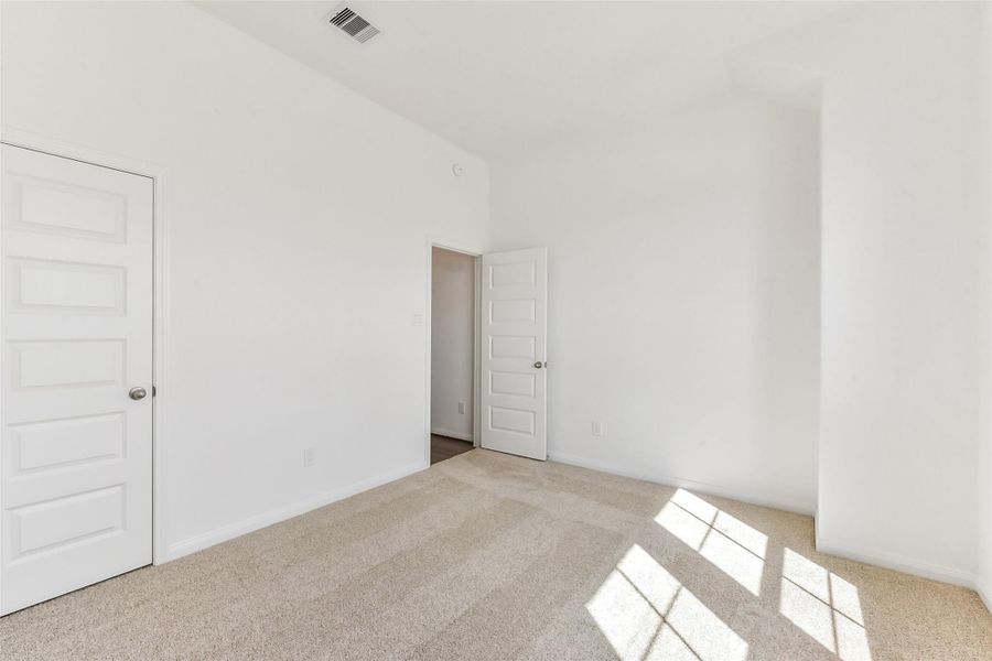 Spacious, unfurnished interior of a new home in River Ranch Meadows, Dayton (Image 21).