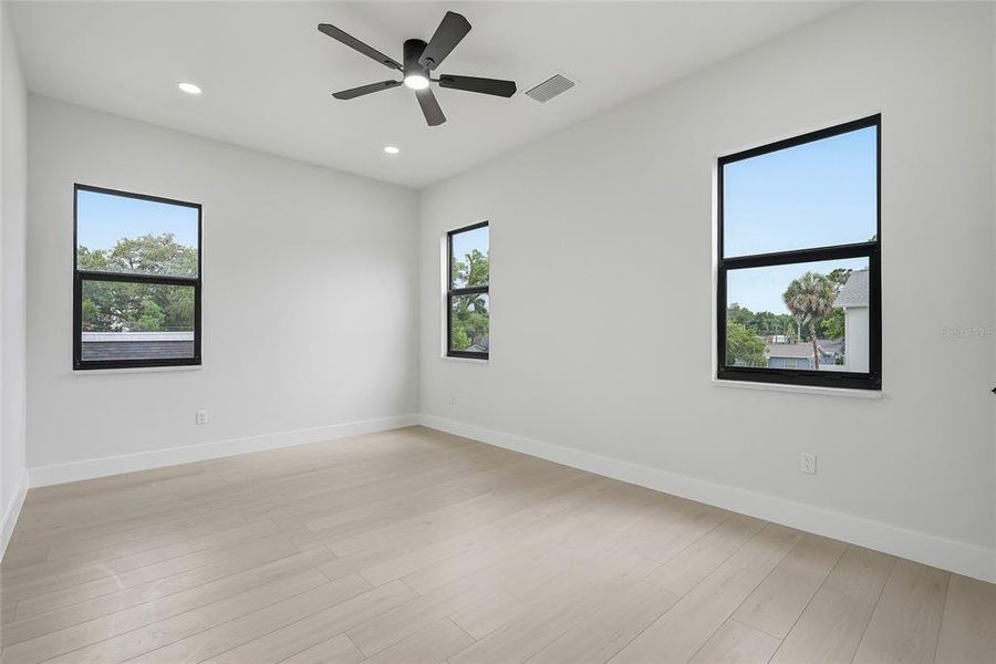 Spacious, unfurnished interior of a new home in , Tampa (Image 30).