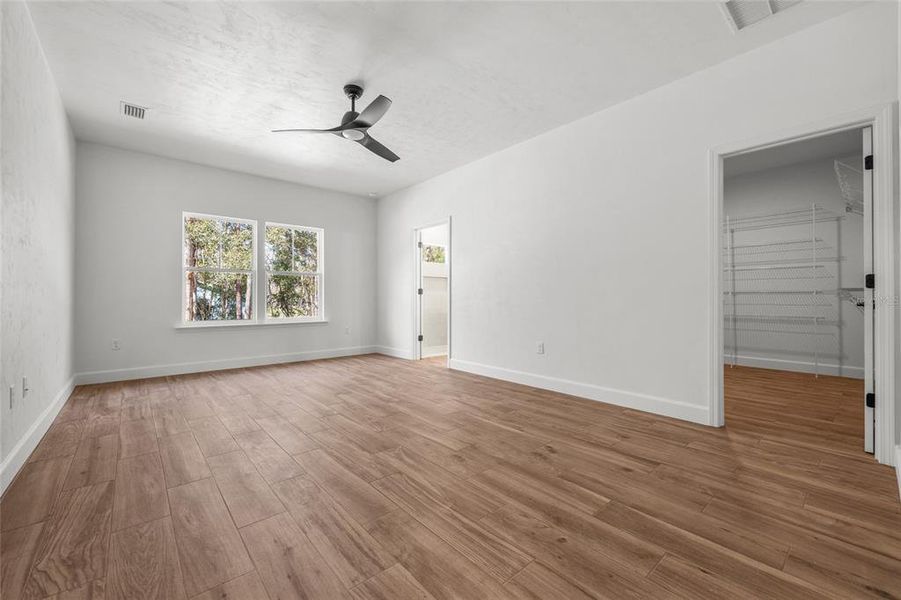 Spacious, unfurnished interior of a new home in , Bronson (Image 15).