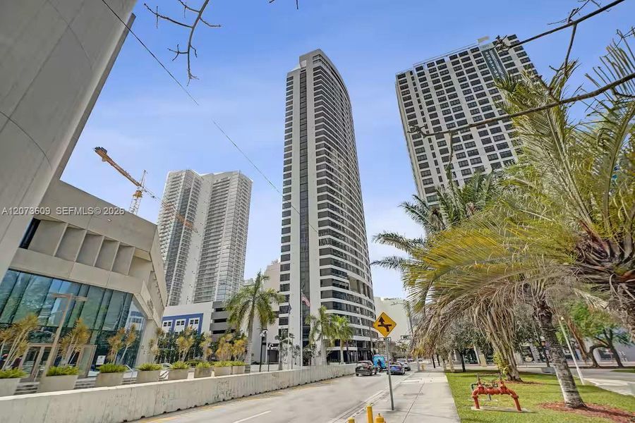 Condo located in Miami, FL showcasing its design and architecture (Image 24). Condo located in Miami, FL showcasing its design and architecture (Image 24).