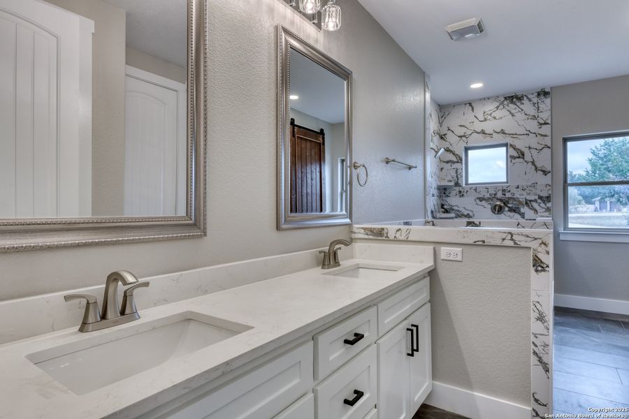 Furnished interior view inside a new home in , Bandera (Image 6).