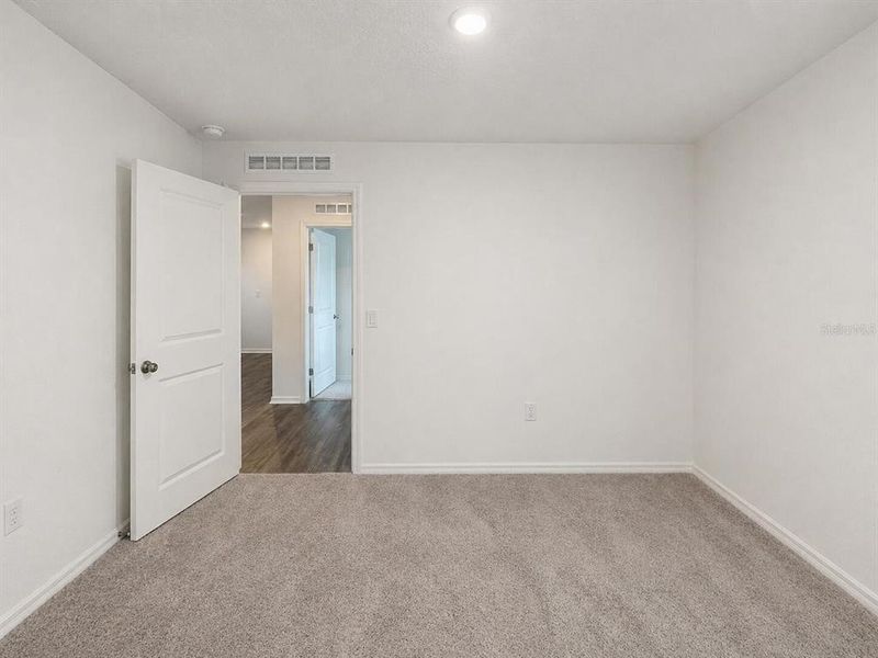 Spacious, unfurnished interior of a new home in Eagle Hammock, Eagle Lake (Image 29).