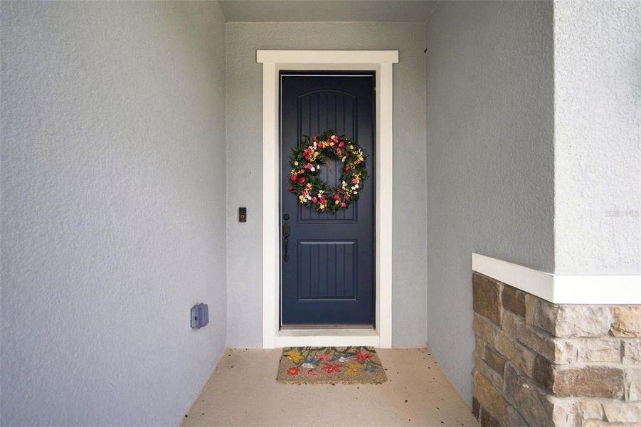 Exterior details and patio area of a home in , Land O' Lakes (Image 3).